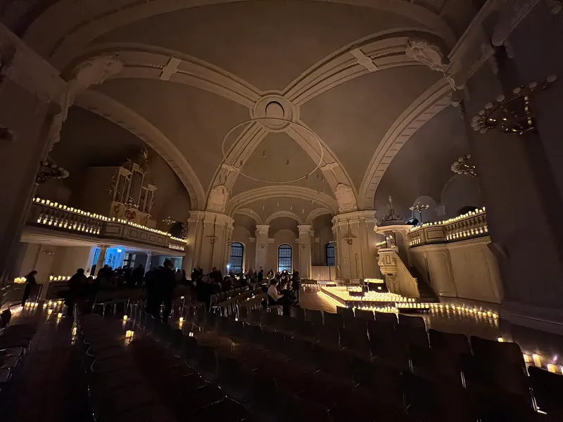 Sala iluminada por velas en un concierto Candlelight. Фото: Lukas Beck, CC BY 4.0, Wikimedia Commons