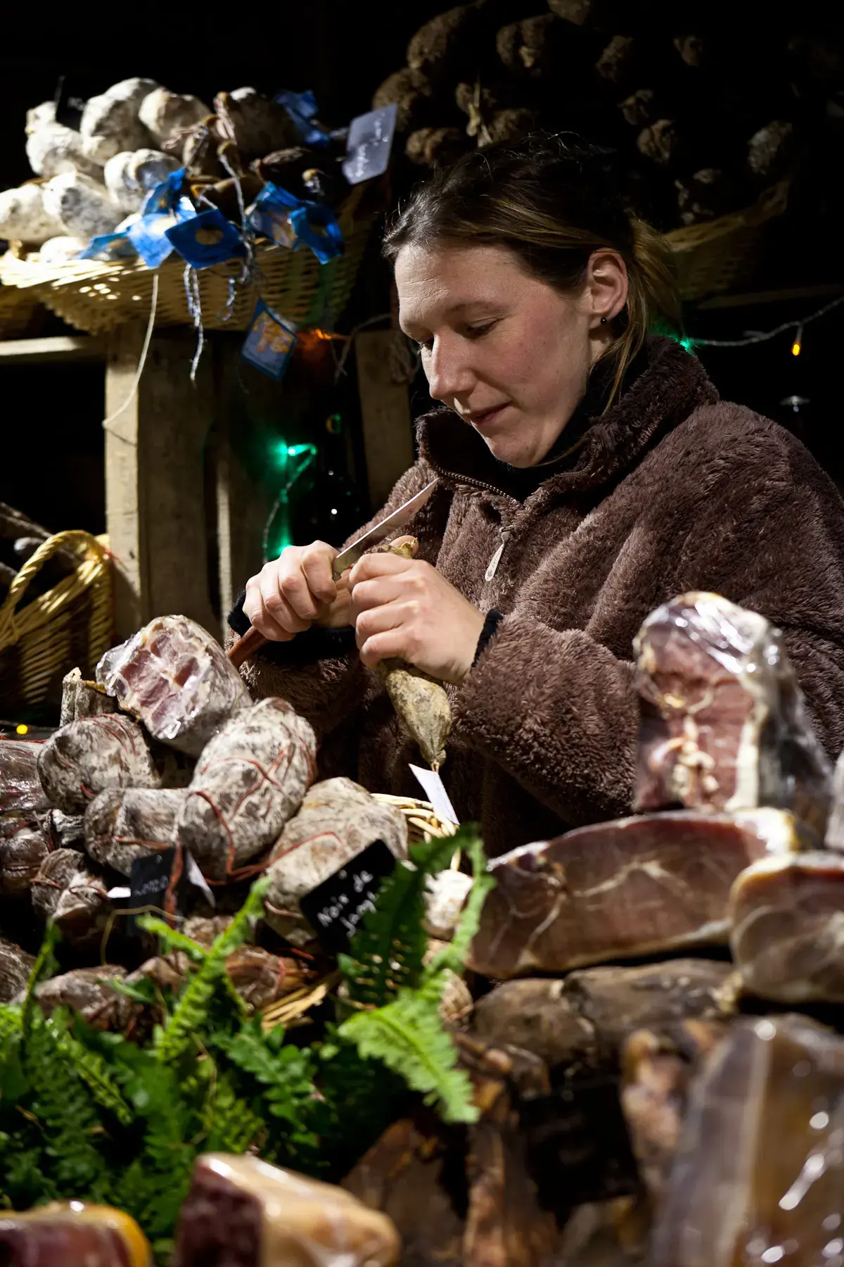 Puesto de charcutería en un mercado francés. Фото: jimmyweee, CC BY 2.0, Wikimedia Commons