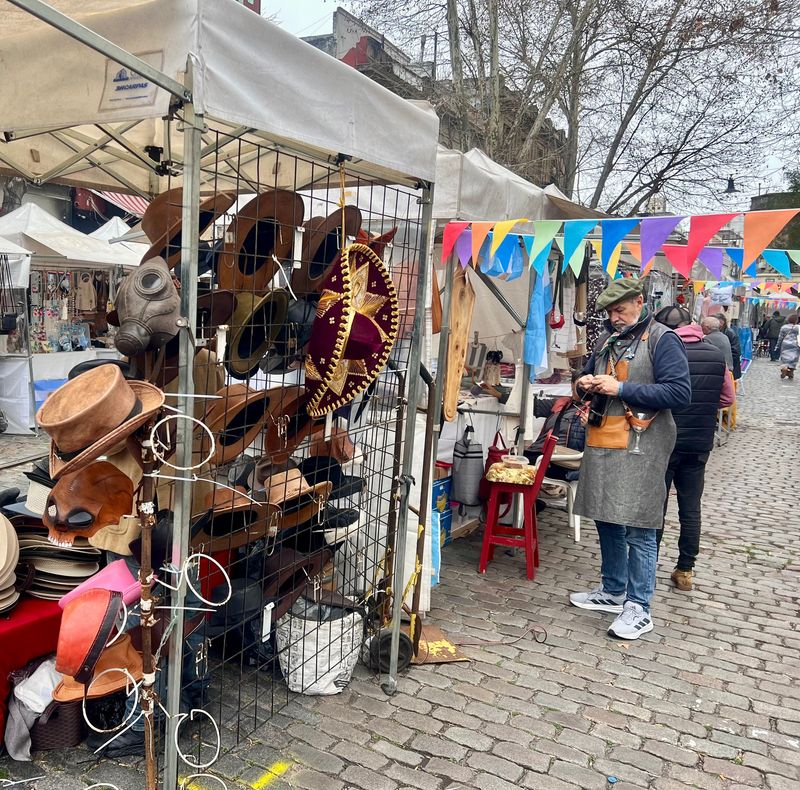 Puestos de artesanías y cuero en la Feria de San Telmo — Фото: VamosPlan